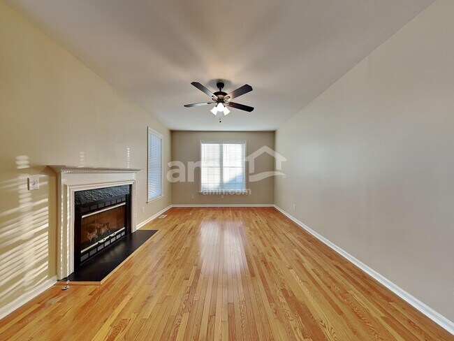 Building Photo - 3915 Red Hill Ct