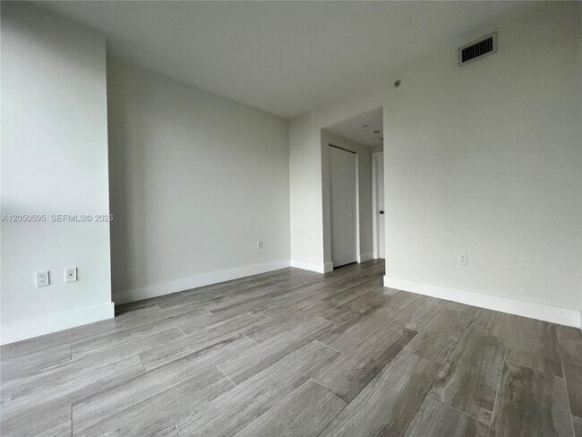 Building Photo - 121 NE 34th St
