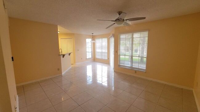 Building Photo - Townes of Southgate 2 Bedroom 2 Bathroom F...