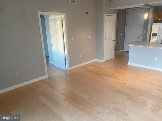 Building Photo - 5750 Bou Ave