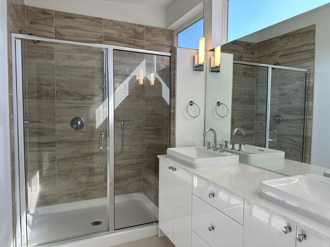 Building Photo - Stunning Central District Townhome