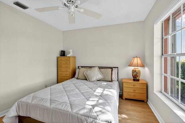 Building Photo - 1520 S Club Dr