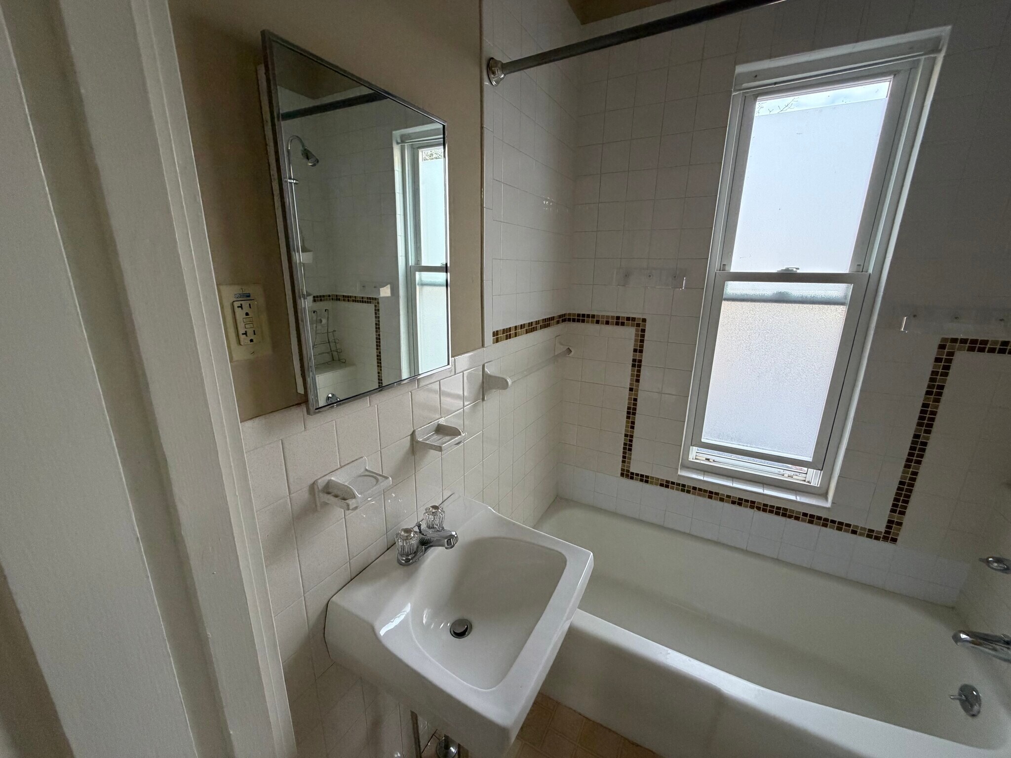 Building Photo - 16 Nichols St