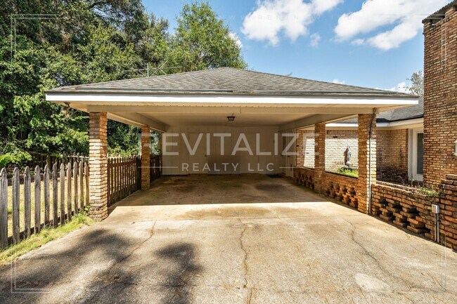 Building Photo - Beautifully Preserved 4 Bd / 3 Ba Vintage ...