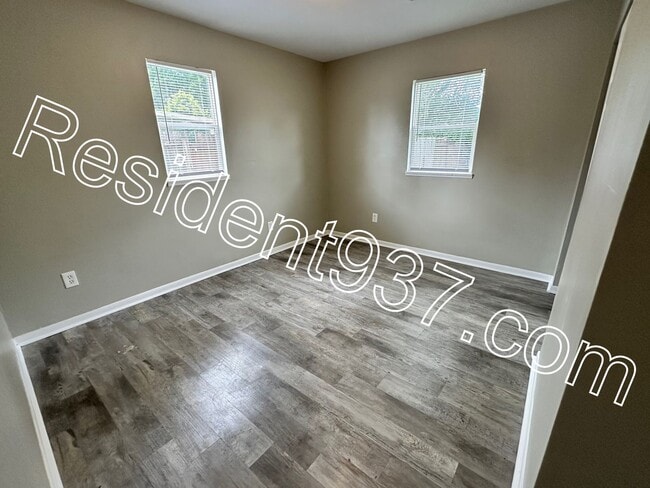 Building Photo - 3 Bedroom 1 Bath