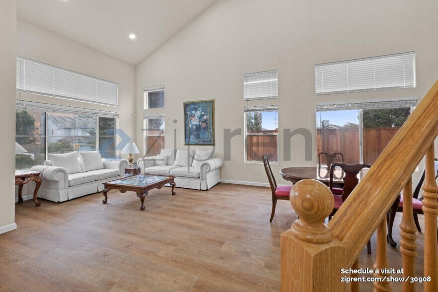 Building Photo - 1001 Sandhurst Dr