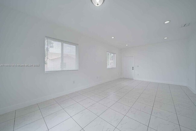 Building Photo - 14750 NE 7th Ave
