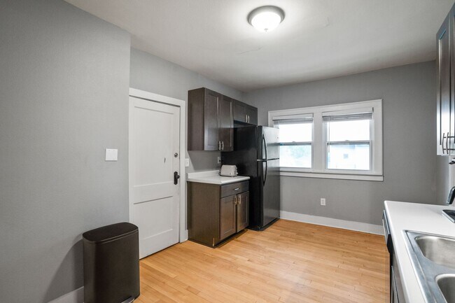 Building Photo - Rare quality UWM Flat , Walk to Campus!