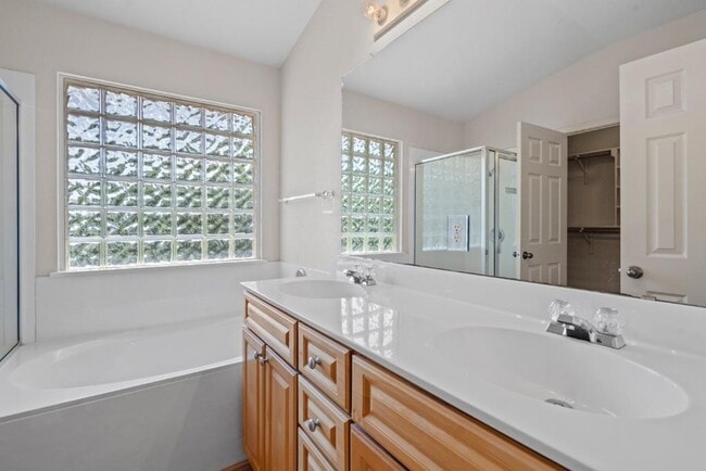 Building Photo - 10520 Fosseway Dr