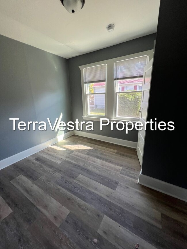 Building Photo - 4 Bedroom Single Family in Pennsville! Eli...