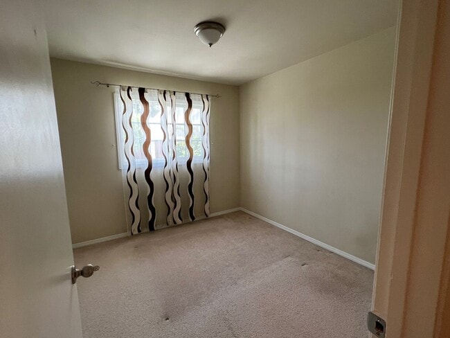 Building Photo - 3 Bedroom 2 Bath Well Kept Traditional Hom...