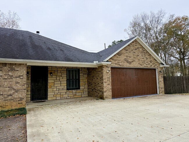 Building Photo - 12250 Charlotte Dr