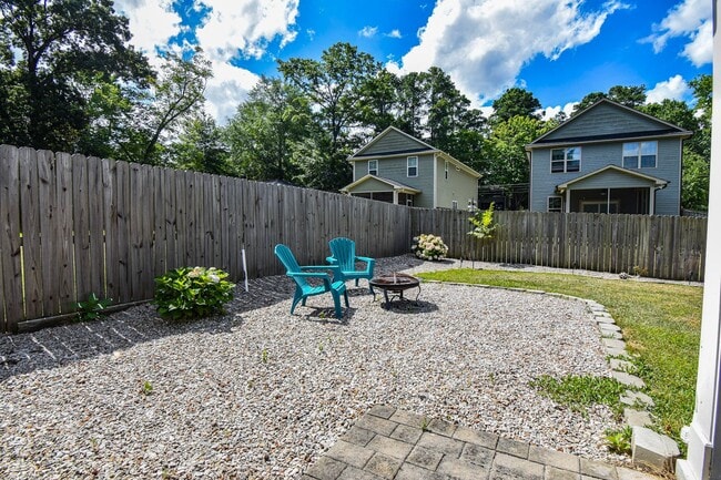 Building Photo - 3 Bedroom 3 Bathroom in Haymount! Pets okay
