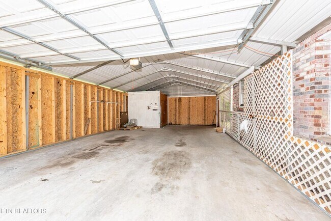 Building Photo - Maryville 37804 - 2 bedroom, 1 bath home w...