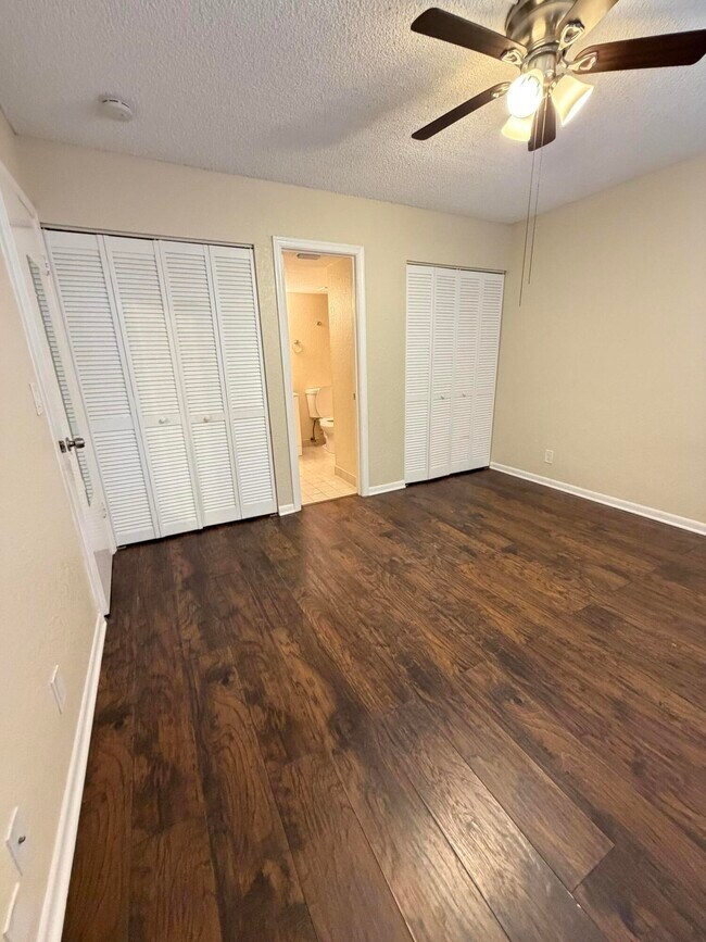 Building Photo - 9980 Twin Lakes Dr