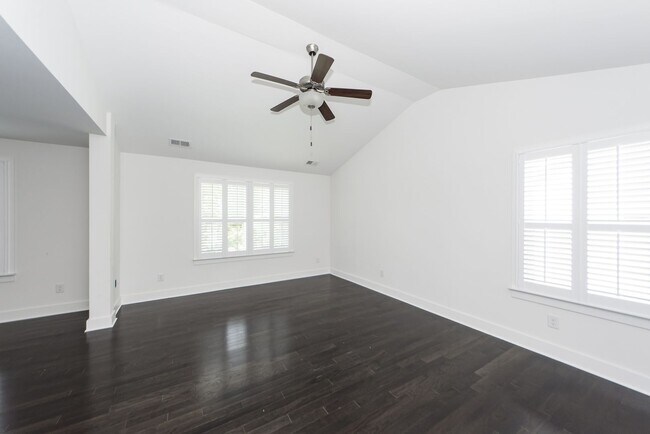 Building Photo - 4 Bedroom 3.5 Bath House in Lawton Park - ...