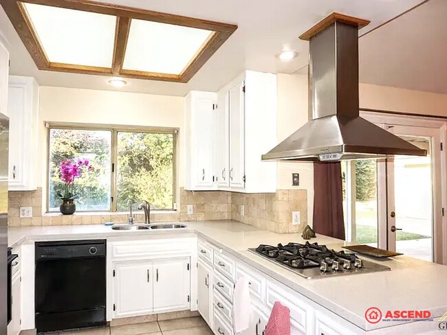 Building Photo - Beautiful Home Located In The Southwest!