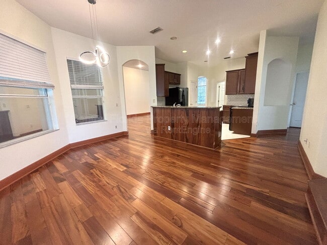 Building Photo - 902 Hire Cir