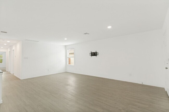 Building Photo - Modern 4-Bedroom Home Near Lackland AFB