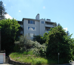 Building Photo - Lincoln Place Apts