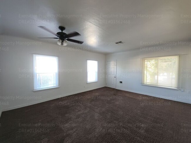 Building Photo - Move in ready. 3 bedrooms/ 1.5 bath, yard,...