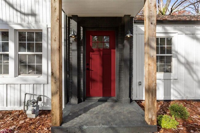 Building Photo - 1349 Lockhaven Cir SW