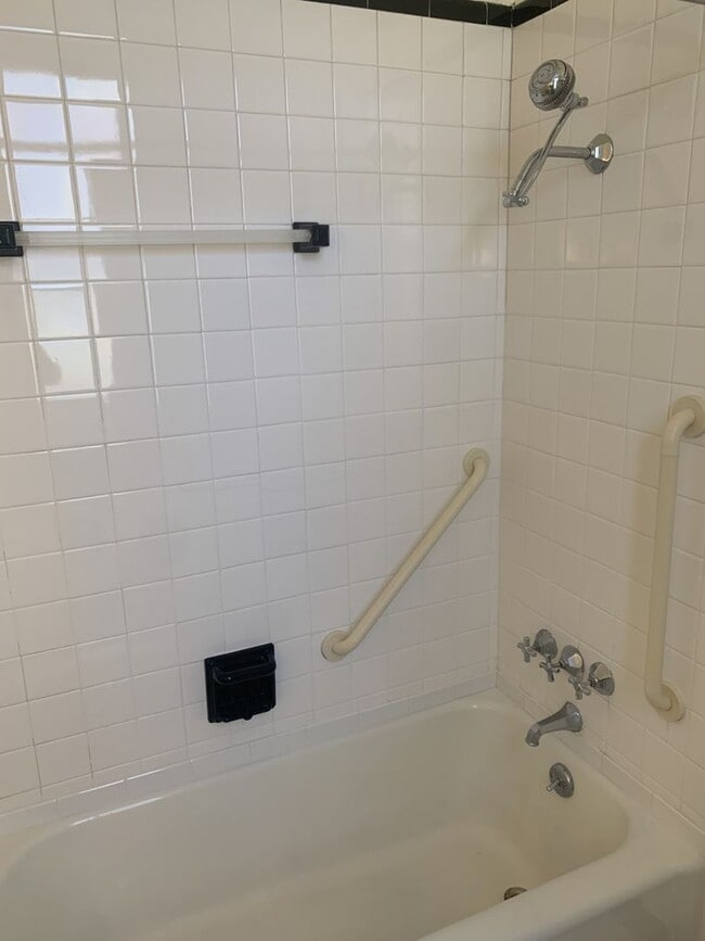 Building Photo - 5910 Howe St