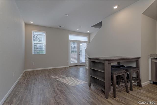Building Photo - 1049 Oak Cir