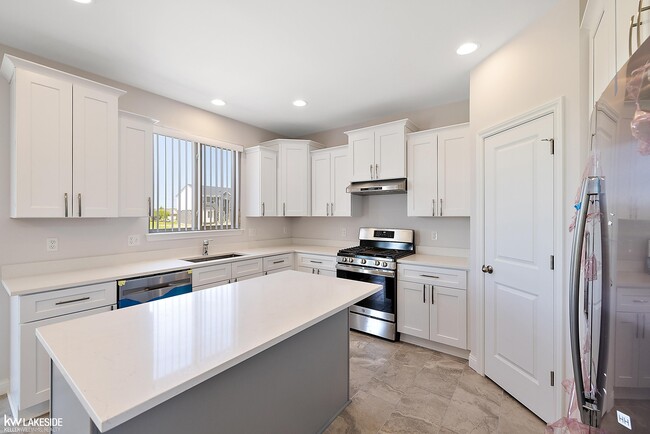Building Photo - 23827 Shadow Woods Dr
