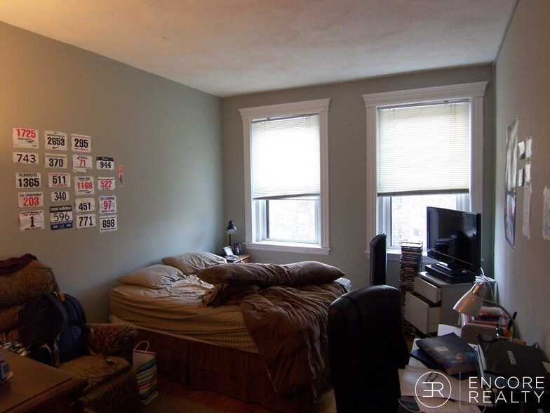 Building Photo - 65 Park Dr