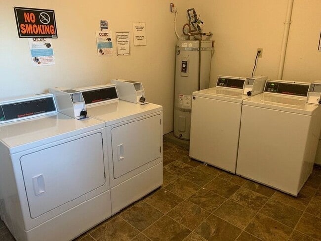 Building Photo - Spacious 3 bedroom 1.5 bath townhome Hillsboro!