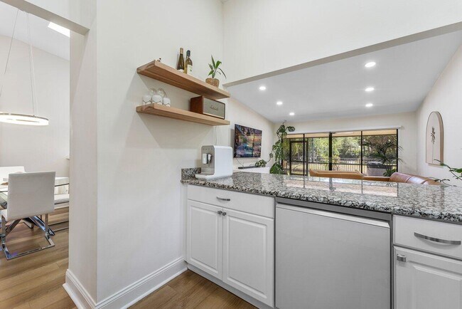 Building Photo - 1048 Raintree Dr