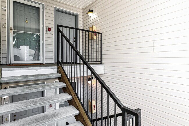 Building Photo - Top-Floor 3 Bed/2 Bath Condo with Silver Lake Views – Water/Sewer/Garbage Included! Available NOW...