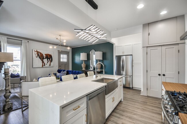 Building Photo - Spacious Renovated 1/1 Midtown Condo Walki...
