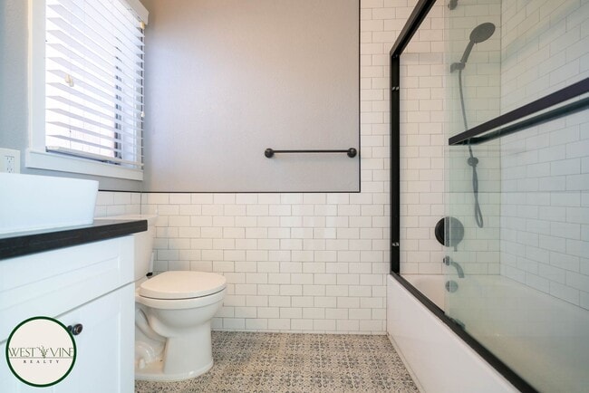 Building Photo - Gorgeous Single Story Home w/ Expansive Ba...