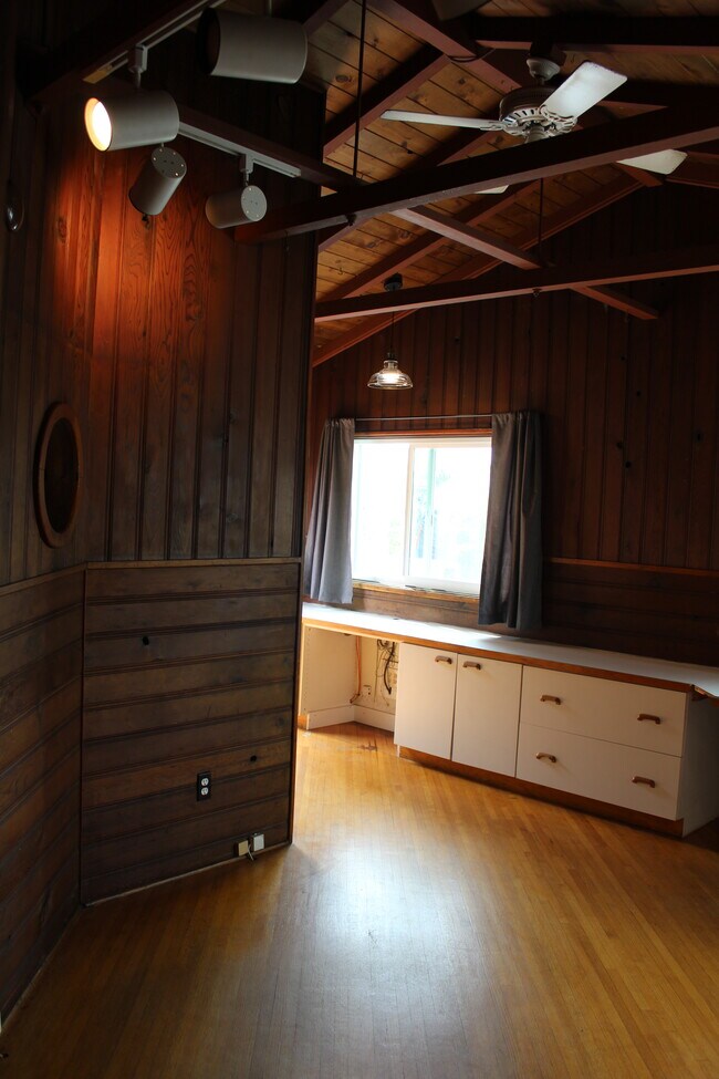 Building Photo - 1010 Tourmaline St