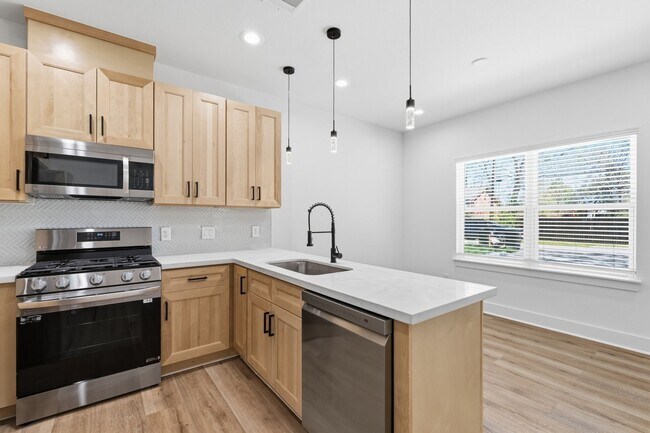 Building Photo - 8805 Parkway Dr