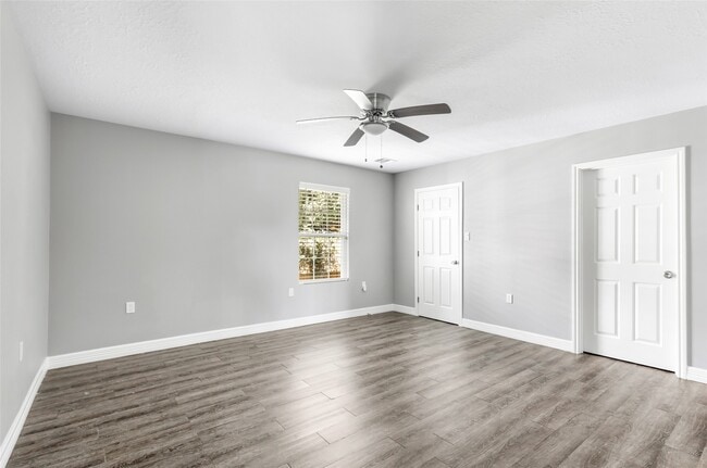 Building Photo - 520 E Defee Ave