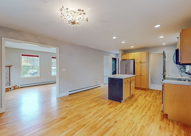 Building Photo - Charming 3BR/ 1.5BA South Portland Residence