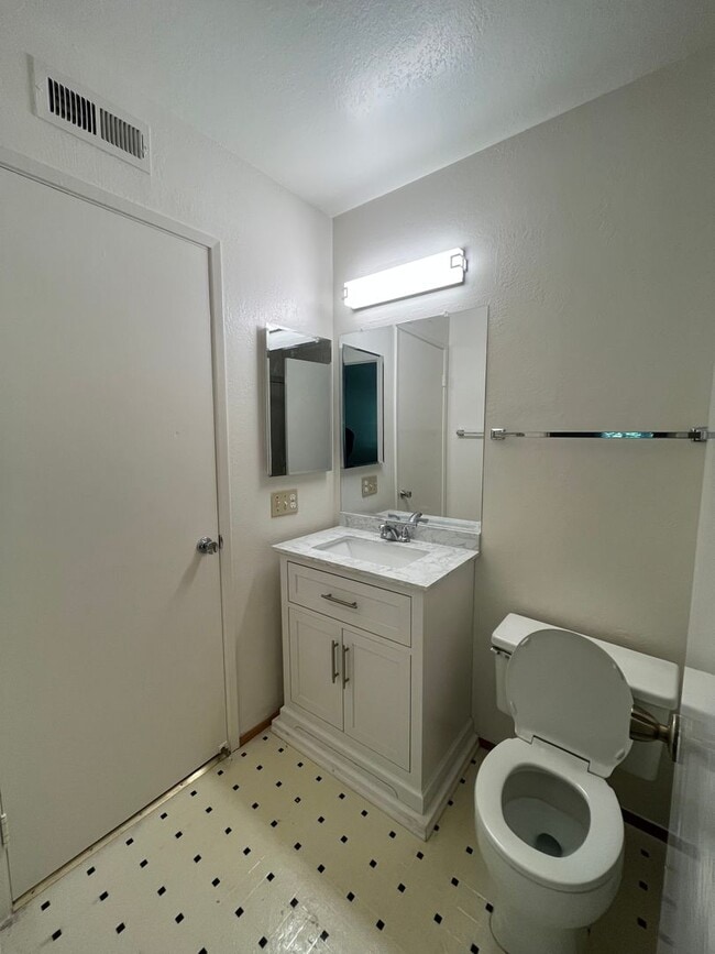 Building Photo - Spacious 4bed 2bath home available now!
