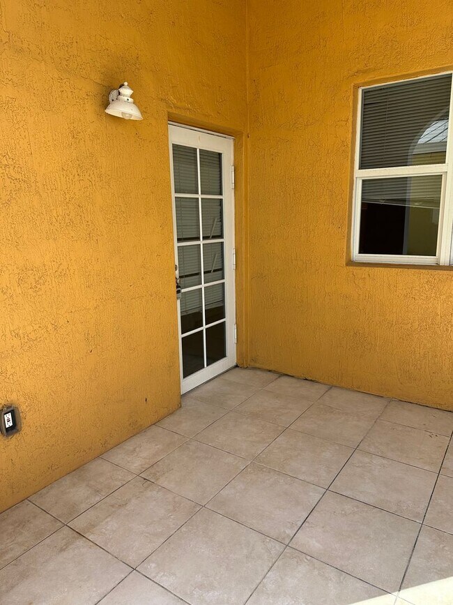 Building Photo - Large TH with 2 car garage