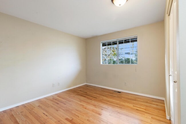 Building Photo - Spacious 5-Bed Home on XL Private Lot!