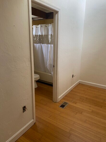 Building Photo - 1860 Nekoma Ct