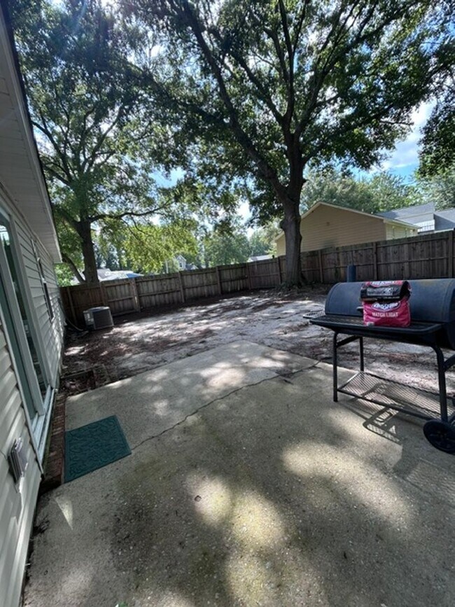 Building Photo - 101 Cottonwood Ct