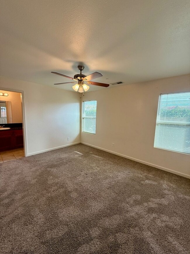 Building Photo - 3 Bedroom 2 Bath House!