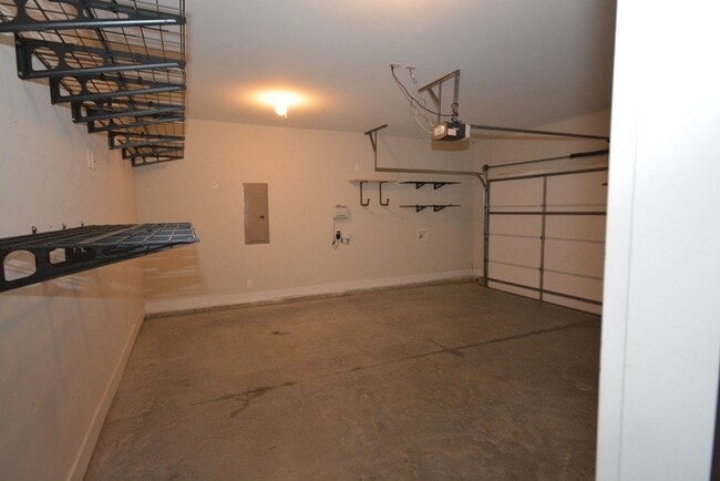 Building Photo - "Luxurious 5-Bed in, Pooler!"