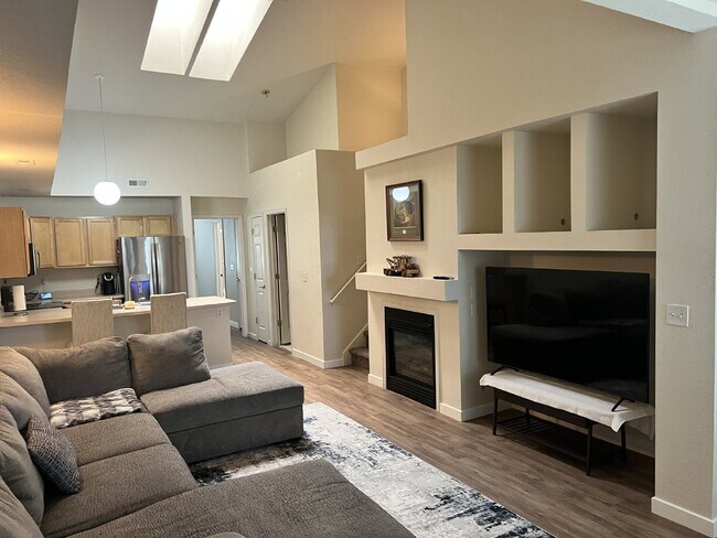 Building Photo - Beautiful Condo in Steeplchase!