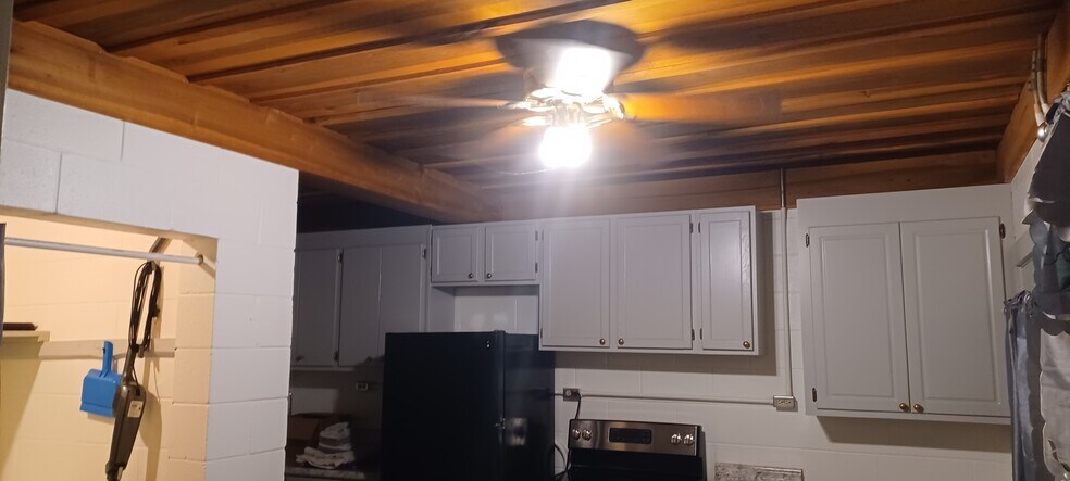 Wood ceilings Lots of cabinets - 125 Red Fern Ln
