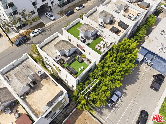 Building Photo - 5911 Saturn St