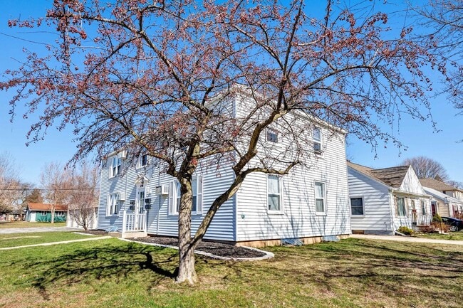 Building Photo - Charming 1-Bedroom Lower Apartment — West Side Green Bay
